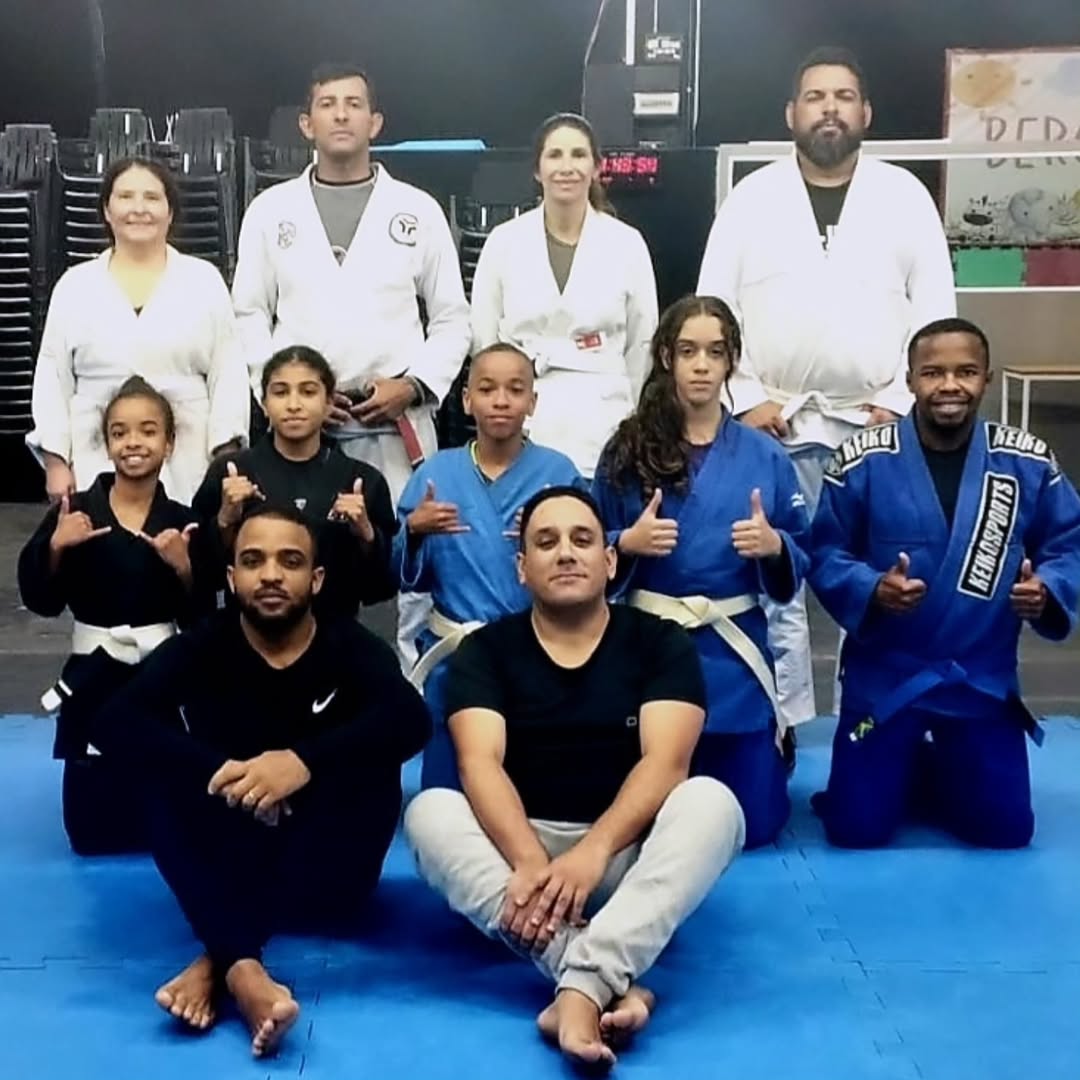 Treinamento de artes marciais com instrutores - Instituto Esperança